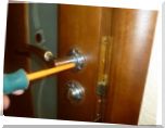 откручиваем саморезы у межкомнатной ручки
