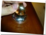 откручиваем шестигранником и снимаем регулятор замка