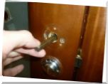 вытаскиваем фиксатор из межкомнатной двери